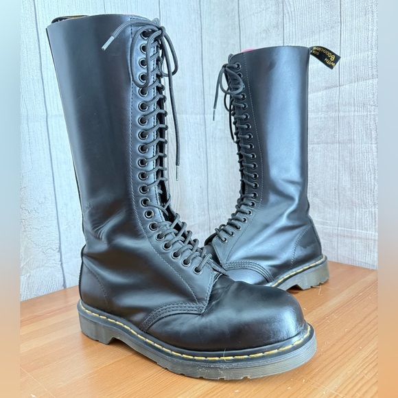VINTAGE DR MARTENS 1942 20 Eye Tall Lace Up Black Leather Boots EU41 US L9 M8 - Picture 1 of 11